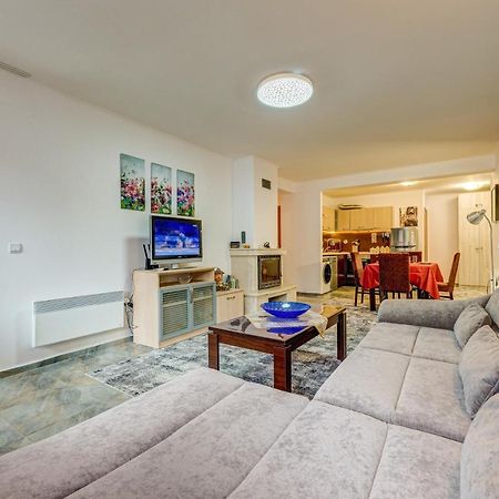 Bright And Spacious 2-Bdr Apartment With Balcony By Flat Mаnager Pamporowo Exterior foto